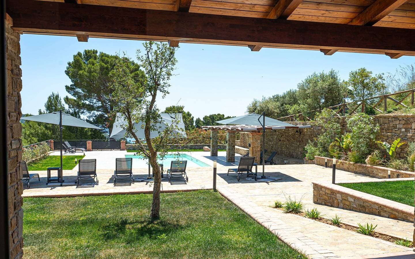 Foto 3 von 41: Apartment Ulivo mit Poolblick, Meerblick, WLAN und Klimaanlage