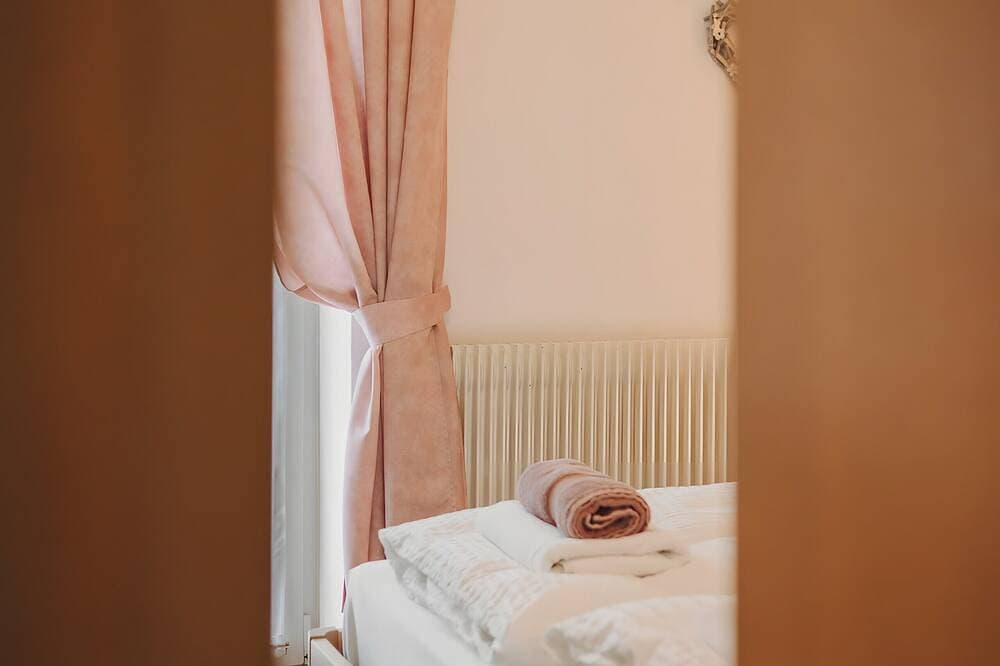Foto 9 von 20: Zimmer „Rosé“ mit Bergblick, Gemeinschaftspool und WLAN