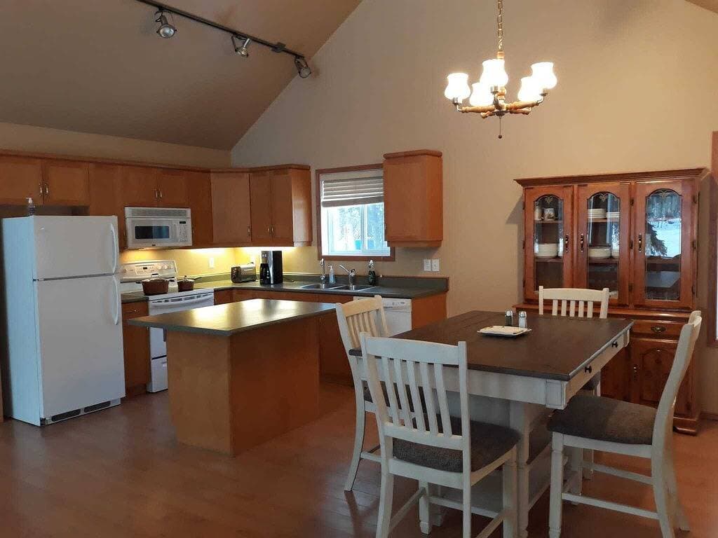 Foto 4 von 33: 3 Bedroom Cottage - Sunroom + Patio + Fire Pit