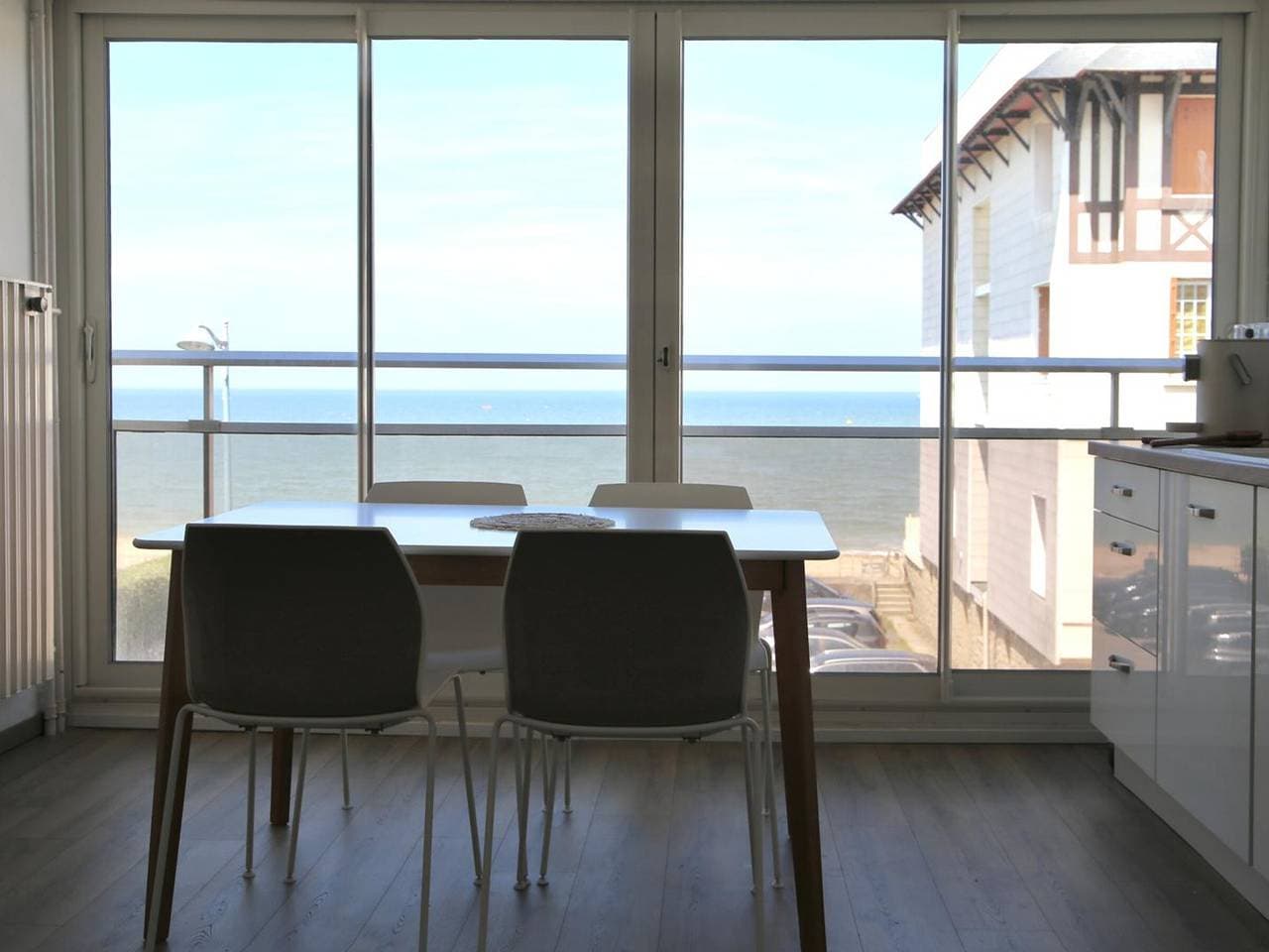 Foto 9 von 18: Modernes Apartment mit Meerblick und privatem Parkplatz