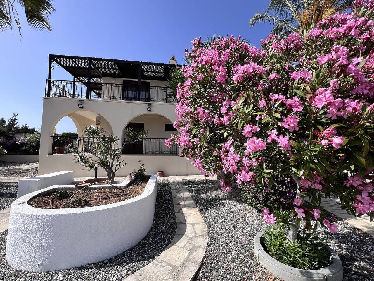 Foto 11 von 25: Charmante Erimi Villa mit privatem Pool und Gartenblick