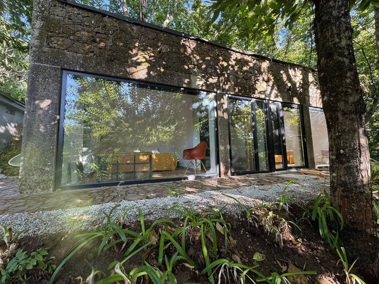 Foto 11 von 35: Suite Camélia mit Gemeinschaftspool und privatem Garten