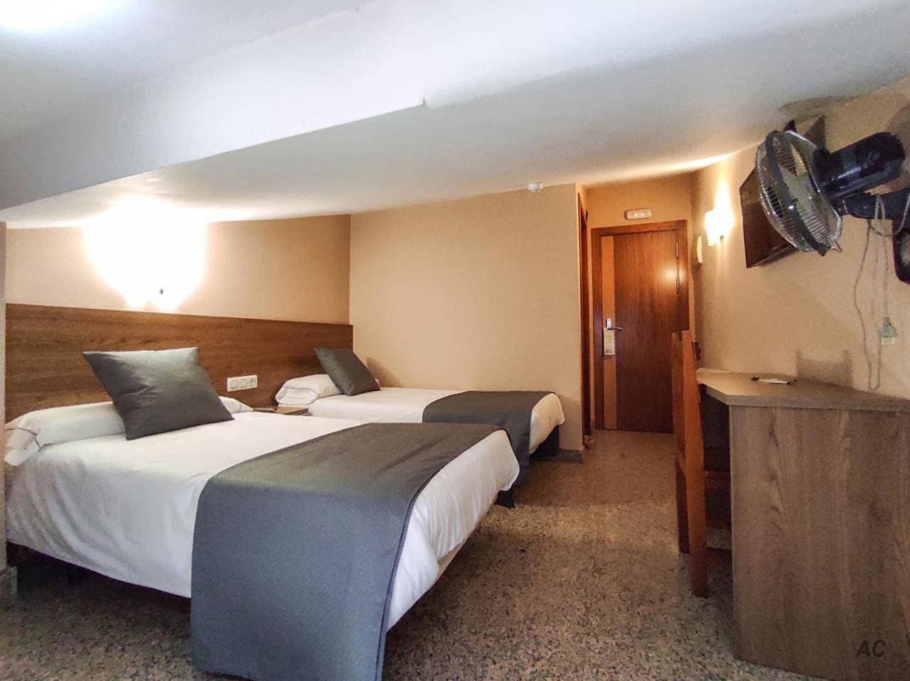 Foto 7 von 10: Small Twin Room with Fan