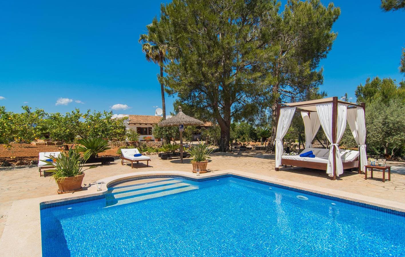 Foto 4 von 32: Luxuriöses Apartment mit Pool, AC & Grill | Nähe Stadtzentrum | Kostenloses WiFi