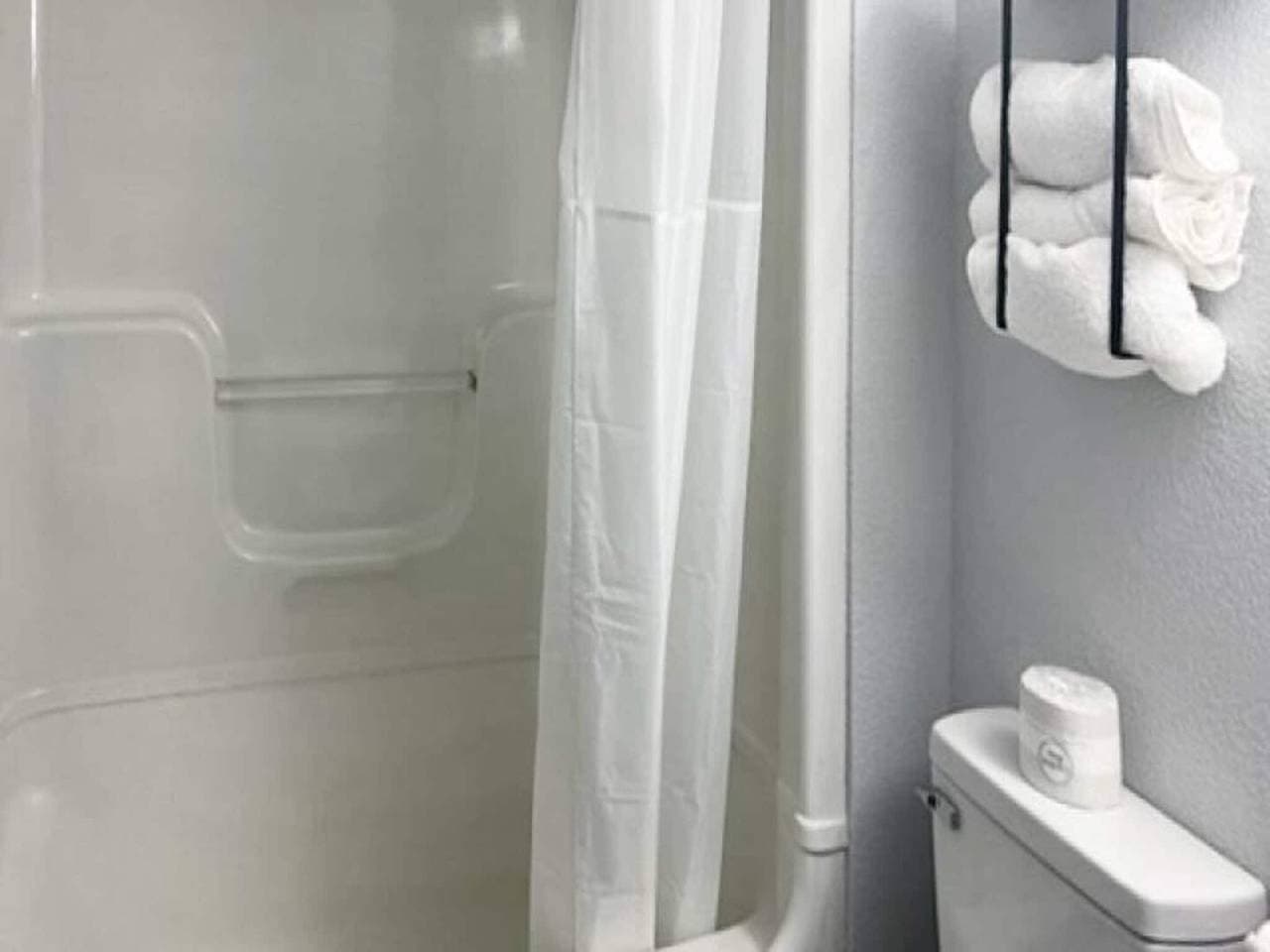 Foto 7 von 18: 2 Queen -betten | Suite | Ns | Kühlschrank