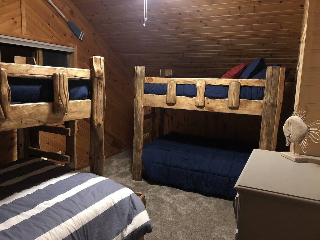 Foto 7 von 45: Superior View - 2 Schlafzimmer plus Dachboden, 2 Badezimmerkabinen mit Blick auf den See