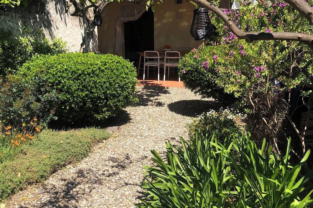 Charming house with beautiful garden, close to the beach. Free WiFi! 1