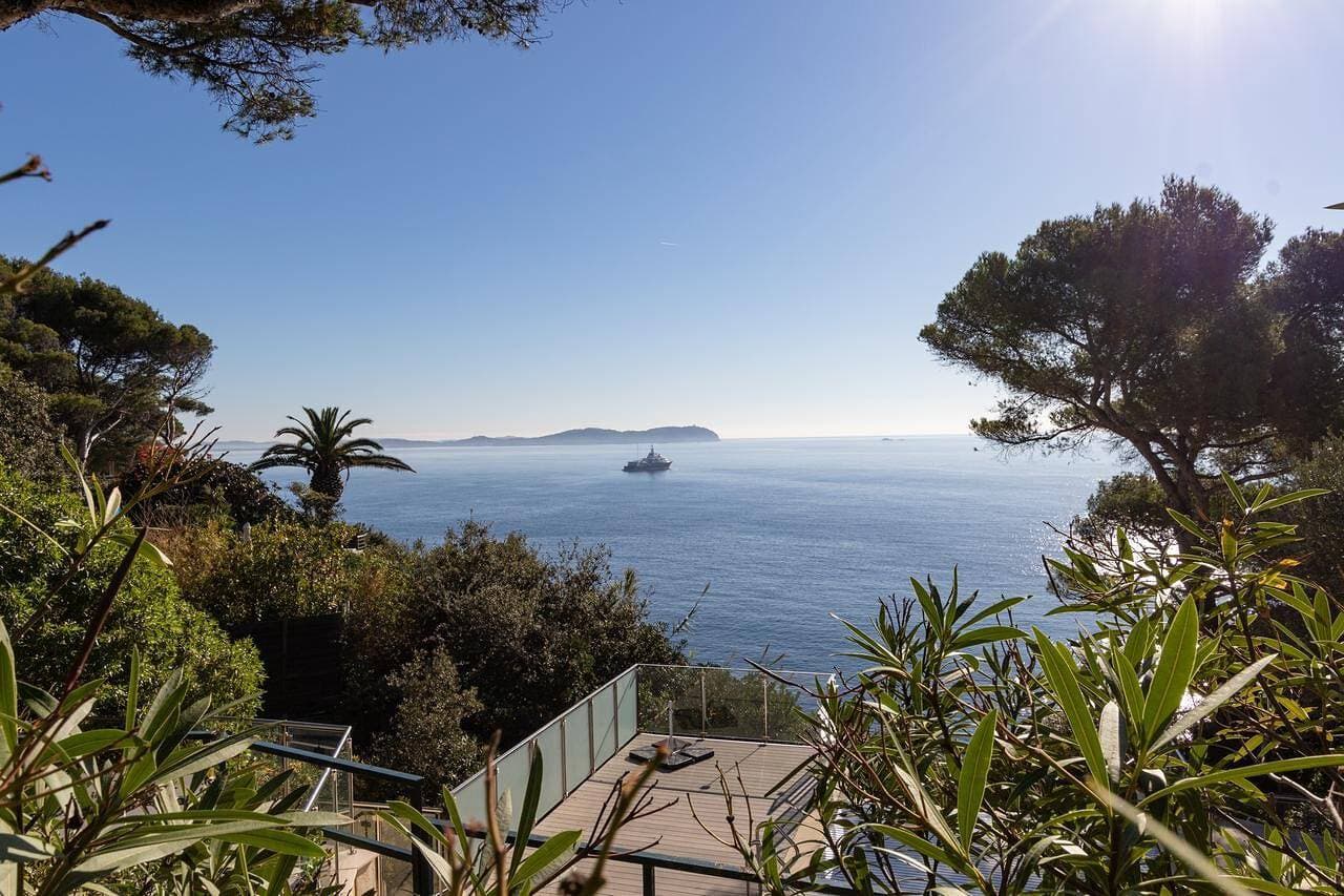 Foto 5 von 23: Bastidon mit Terrasse und Zugang zum Meer in Carqueiranne