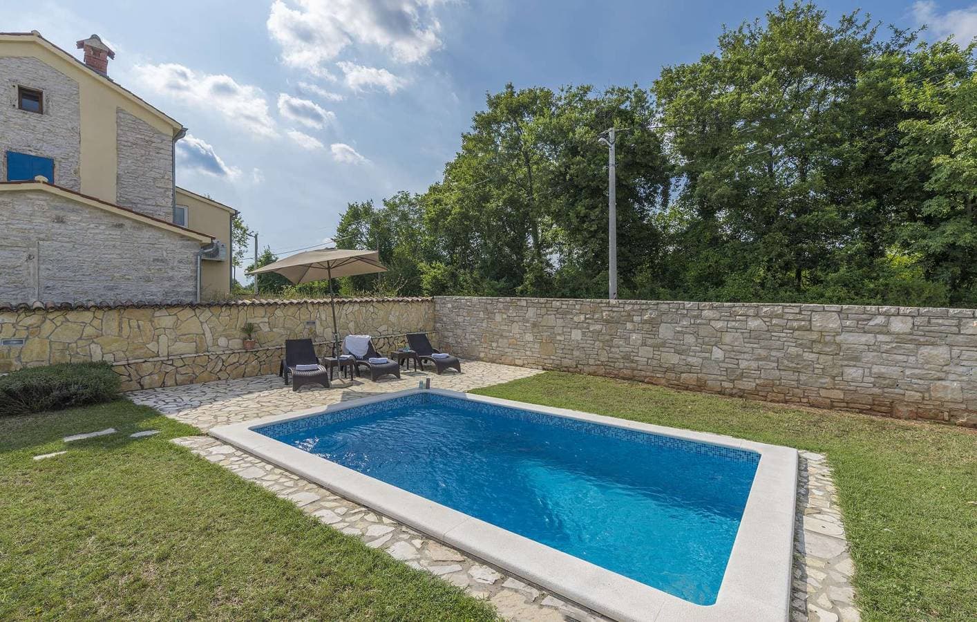 Foto 2 von 36: Ferienhaus Natura - Erholung pur für sechs Gäste mit privatem Pool