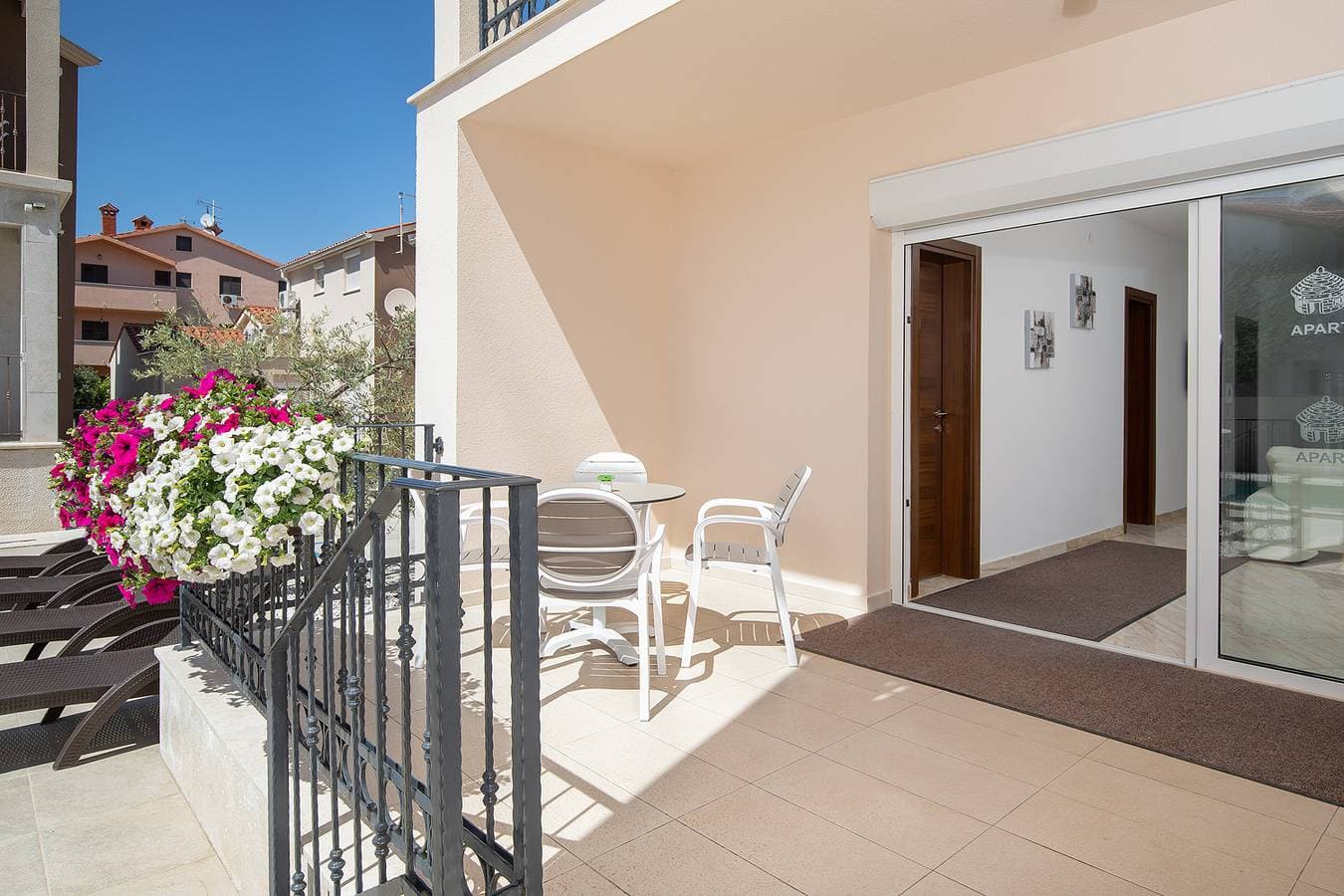 Foto 9 von 34: Ferienwohnung für 3 Personen mit Pool
