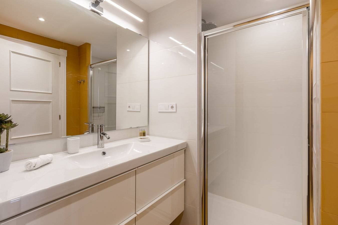 Foto 11 von 15: Vibrant 2-Bed Apartment for 4 in Madrid