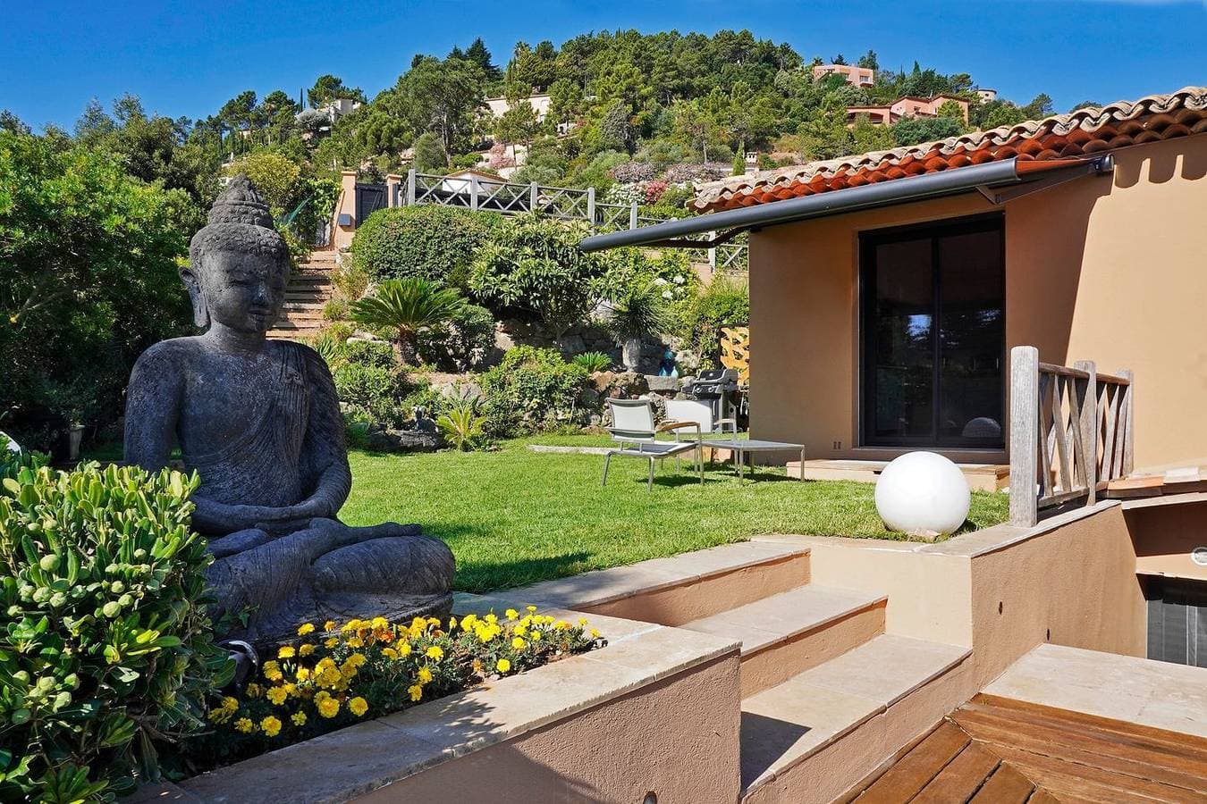 Foto 10 von 25: Côte d’Azur pur: Exklusive Villa mit Pool und einem Meerblick zum Träumen