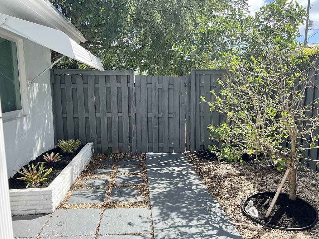 Foto 12 von 24: 2 Bedroom Lovely, Bright & Comfy Walk to Beach - Private, Yard, Parking