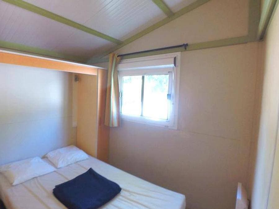 Foto 4 von 48: Camping des Sources - Chalet 4 personen - Némo 20 m²
