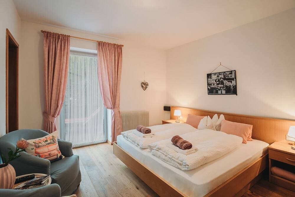 Foto 2 von 20: Zimmer „Rosé“ mit Bergblick, Gemeinschaftspool und WLAN