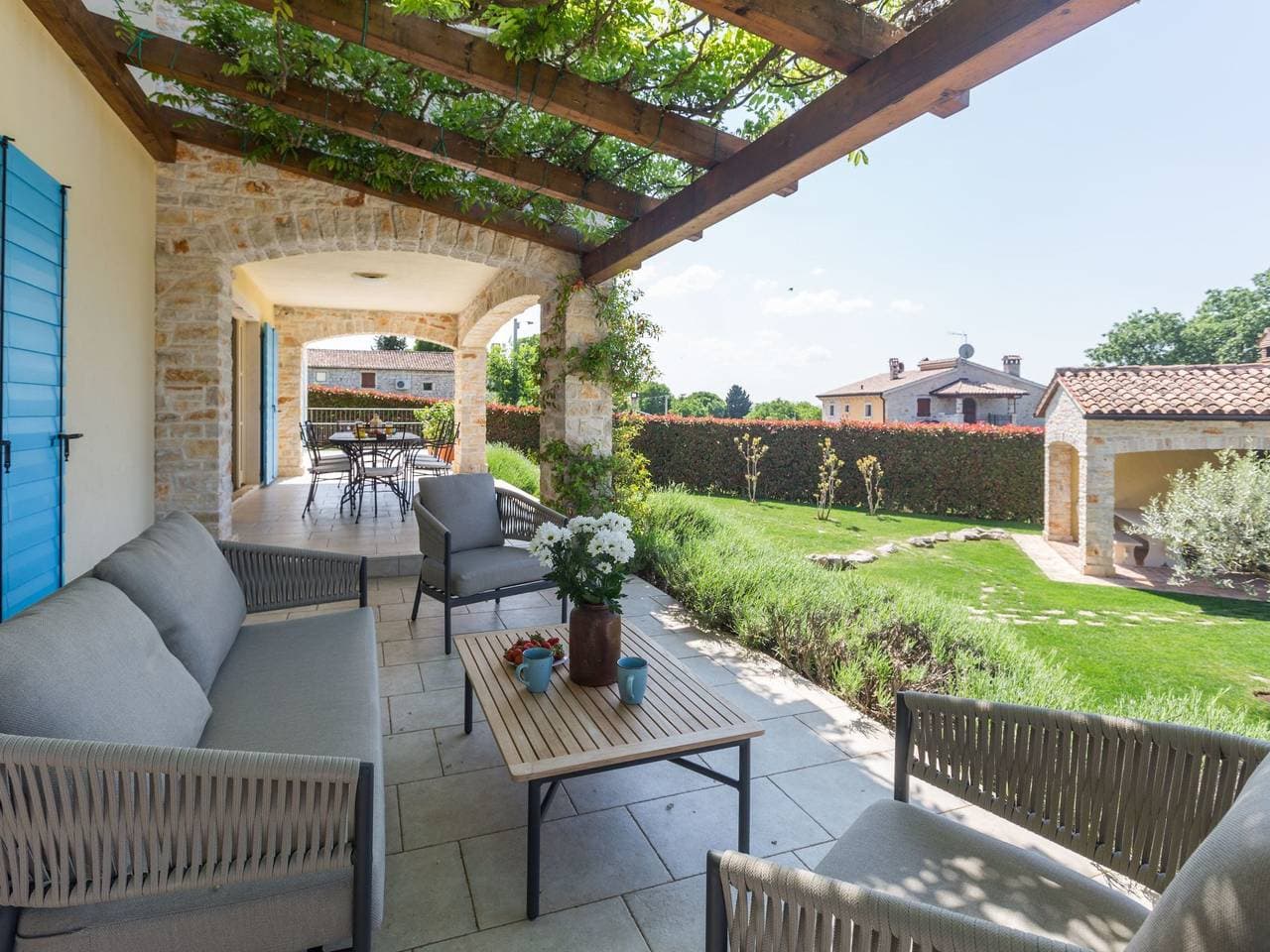 Foto 9 von 55: Villa mit Pool, Garten und Sommerküche