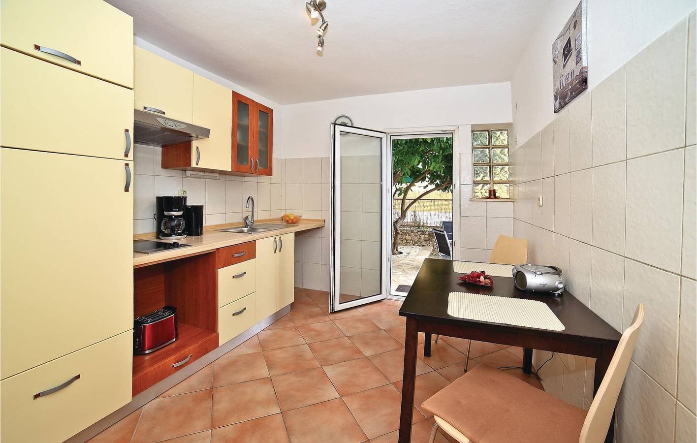 Foto 10 von 19: Gemütliche Ferienwohnung mit Terrasse, Parkplatz und WLAN in der Nähe des Strandes Uvala Bočići