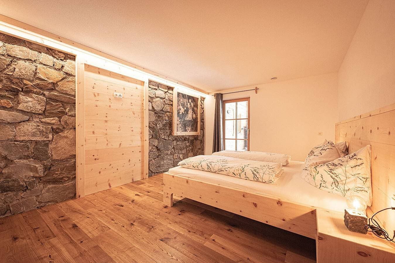 Foto 7 von 10: Ferienwohnung "Kofler Zw Den Wänden Apt Zirm" mit Bergblick, Gemeinschaftsgarten und WLAN