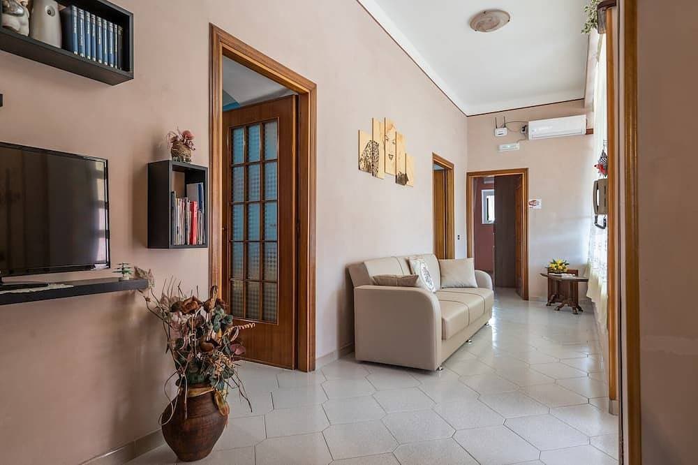 Foto 9 von 30: Die Mispel, Private newly-refurbished 3 bedroom apartment with large terrace, air-conditioning, outd...
