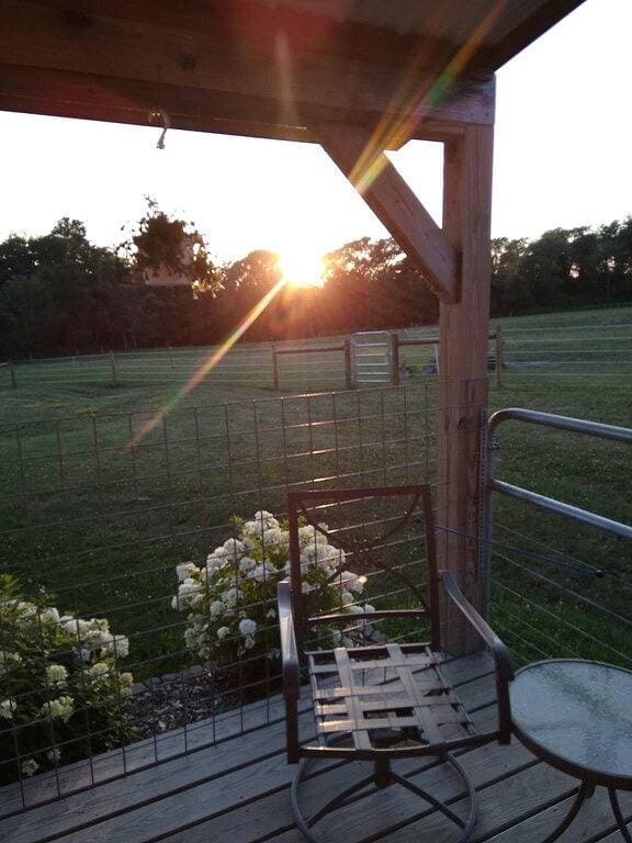 Foto 13 von 22: 864 sq ft Rustic bunkhouse located on a working farm.  Minutes from Skaneateles!