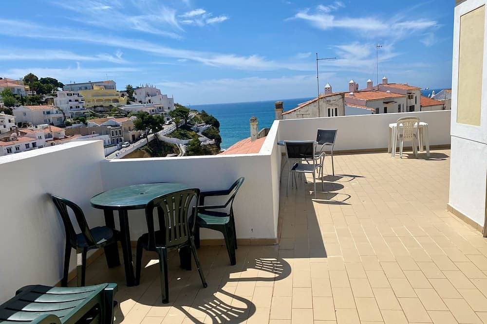 Carvoeiro town apartment wifi, elevator, roof terrace, airconditioning,  garage. 1