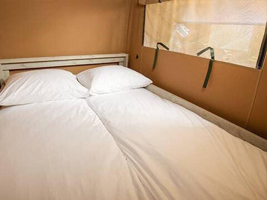 Foto 5 von 27: Camping La Plage d'Argens - Zelt 5 personen - 2 Schlafzimmer | 4-5 Schlafplätze | Kein Bad | Klimaanlage