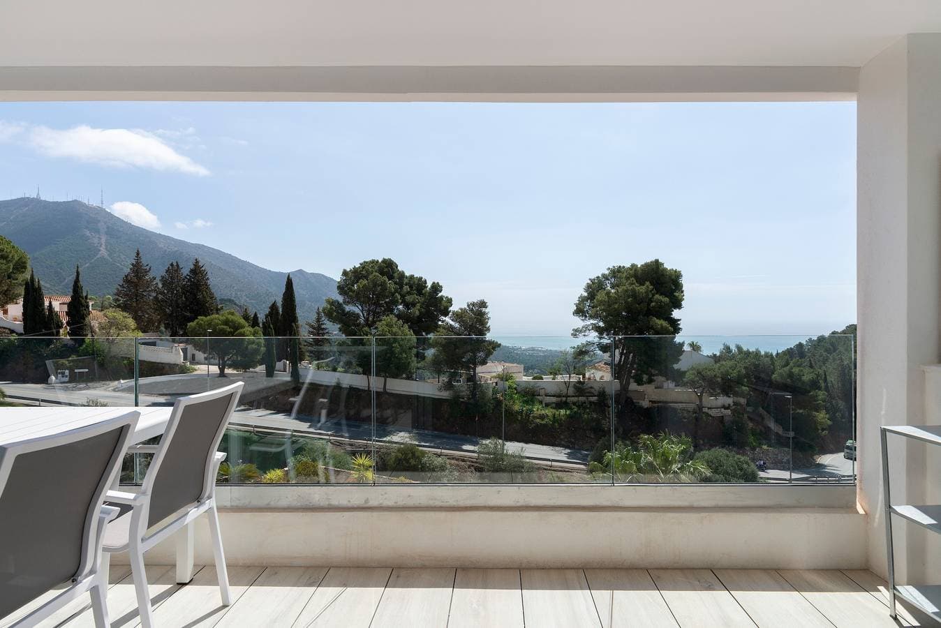 Foto 3 von 29: Zentrale Ferienwohnung mit Blick, gemeinschaftlich genutztem Pool und WLAN