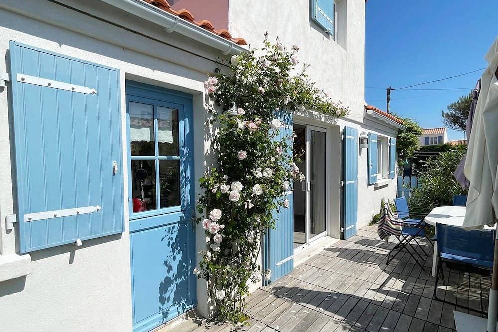 In l'Herbaudière, 100 m from the sea, 5 mn from the port, ideal house for 4 people 1