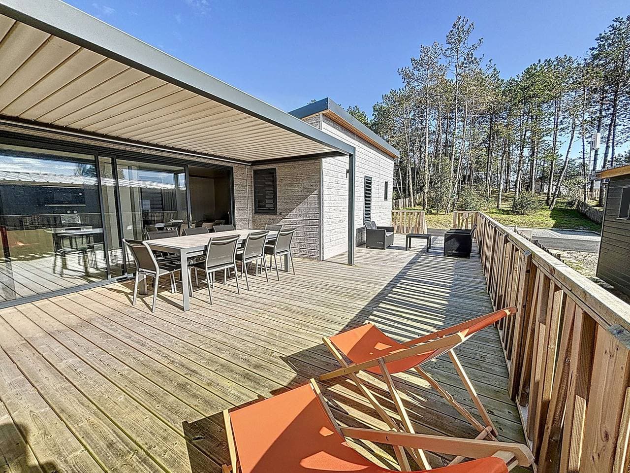 Luxus-Chalet in Jullouville: 6 Schlafplätze, beheizter Pool, WLAN, Strandnähe 1