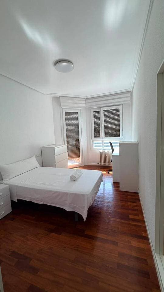 Foto 9 von 18: Four-Bedroom Apartment with Balcony