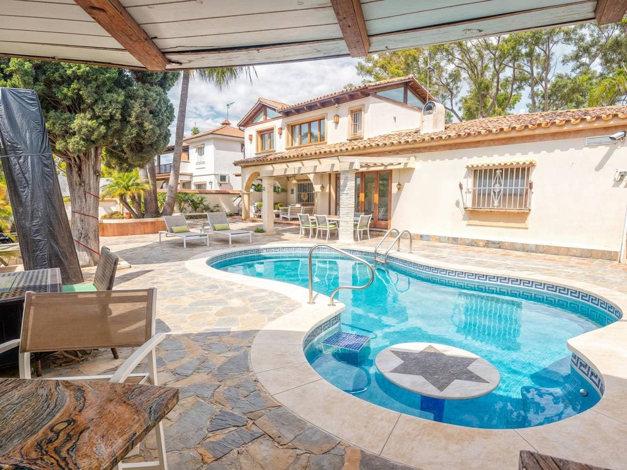 Foto 3 von 25: Luxusvilla nahe dem Meer mit Pool in Marbella