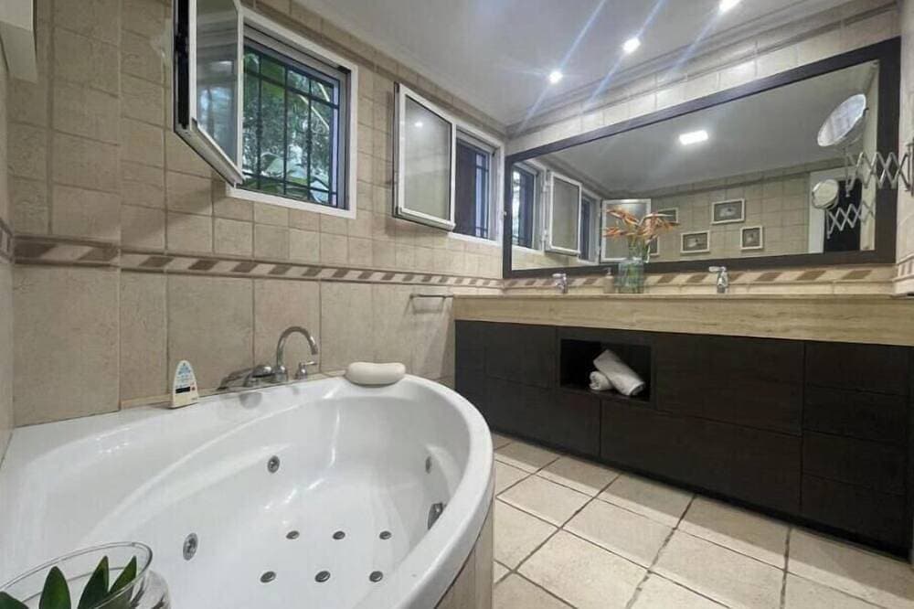 Foto 5 von 21: Exclusive Villa in Bonalba with Private Pool, Garden and Terrace