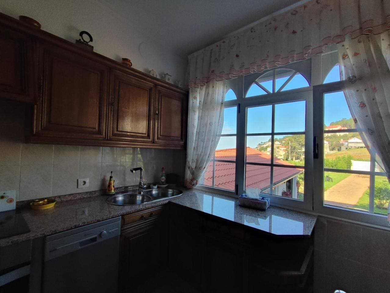 Foto 9 von 35: Three-Bedroom House