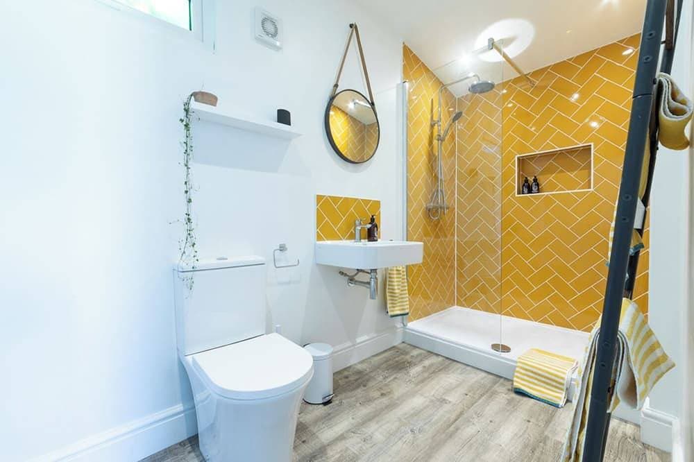 Foto 8 von 17: Pear Tree Cabin provides a wonderful base for exploring Whitstable and the surrounding area, celebrating special occasions, or visiting friends and family. Enjoy the local cusine and stroll back to your comfy cabin to watch the sunset.