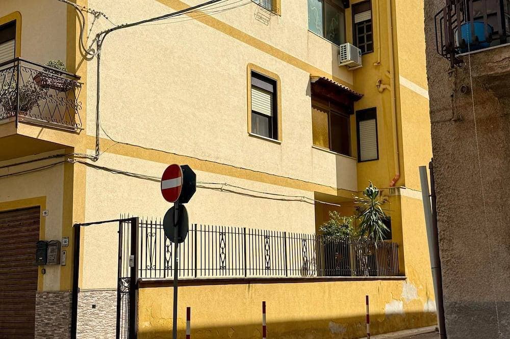 Foto 6 von 13: Small Brazil Home 1 minute from metro stop and 5 minutes from the beach