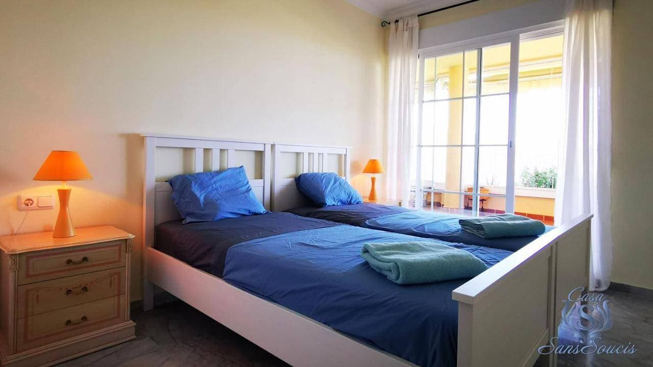 Foto 13 von 52: Three-Bedroom Apartment with Mountain View