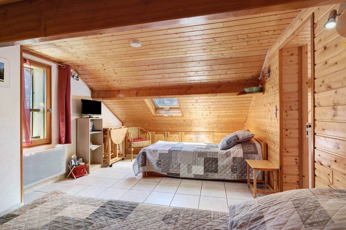Foto 5 von 33: Gästezimmer „La Rossinière“ mit Bergblick, privater Terrasse und WLAN