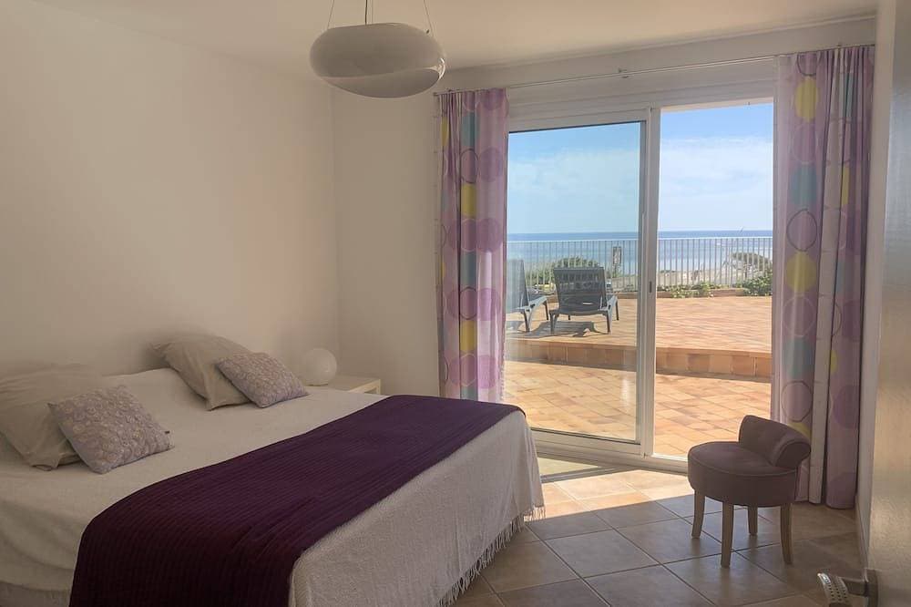 Foto 3 von 13: 4-star waterfront villa with exceptional sea views