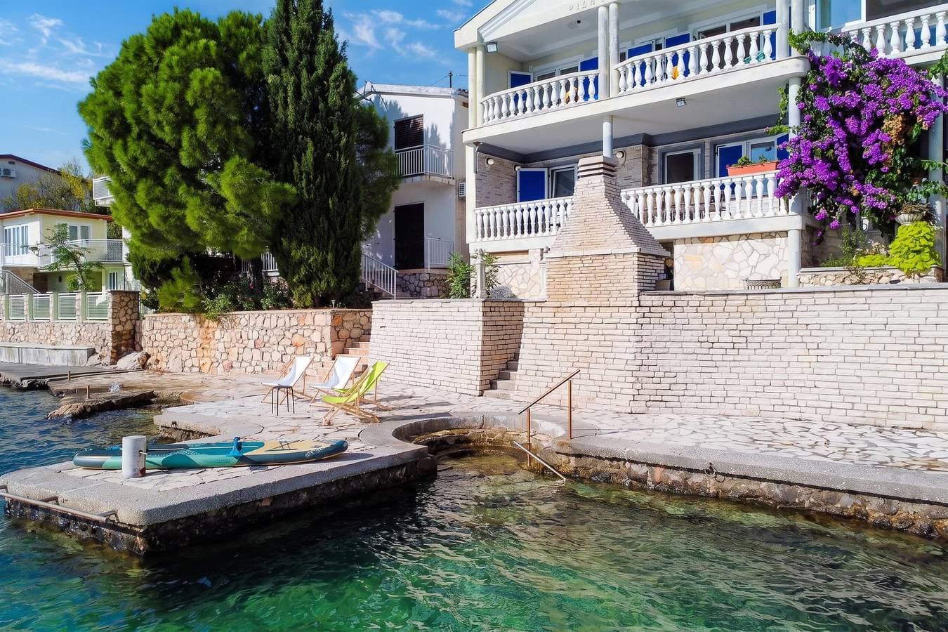Foto 12 von 36: Seafront Escape - 4Br Beachfront Villa for 8