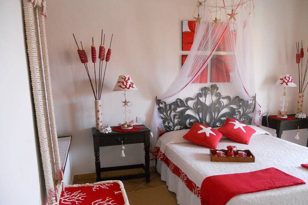 Foto 2 von 30: Villa Red Coral: sleeps 4, shared swimming pool, parking,