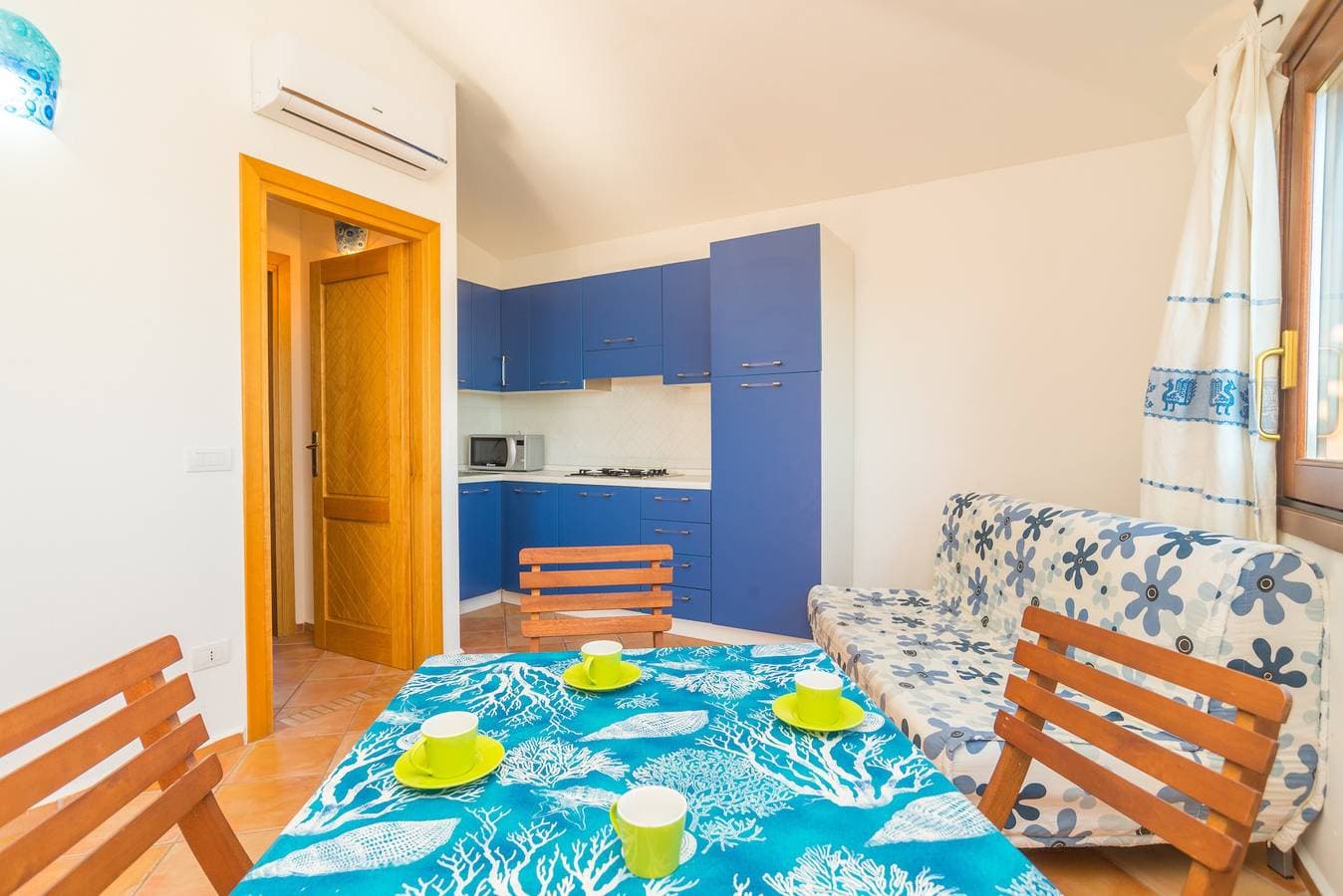 Foto 8 von 25: Ferienwohnung in der Nähe dem Strand mit Balkon, Meerblick und Klimaanlage