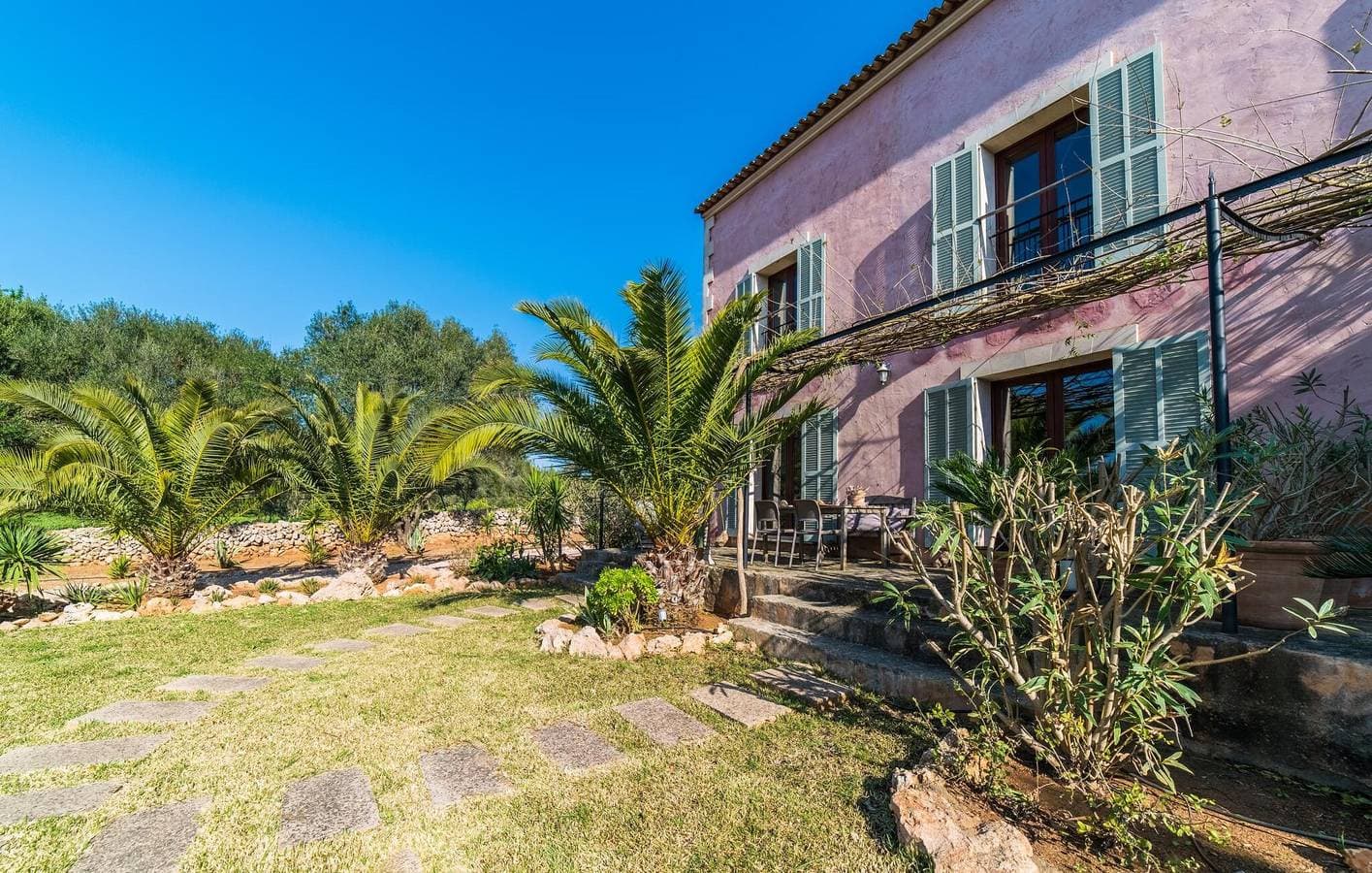 Foto 4 von 42: Jornets Terrassenrückzug mit Pool und Grill