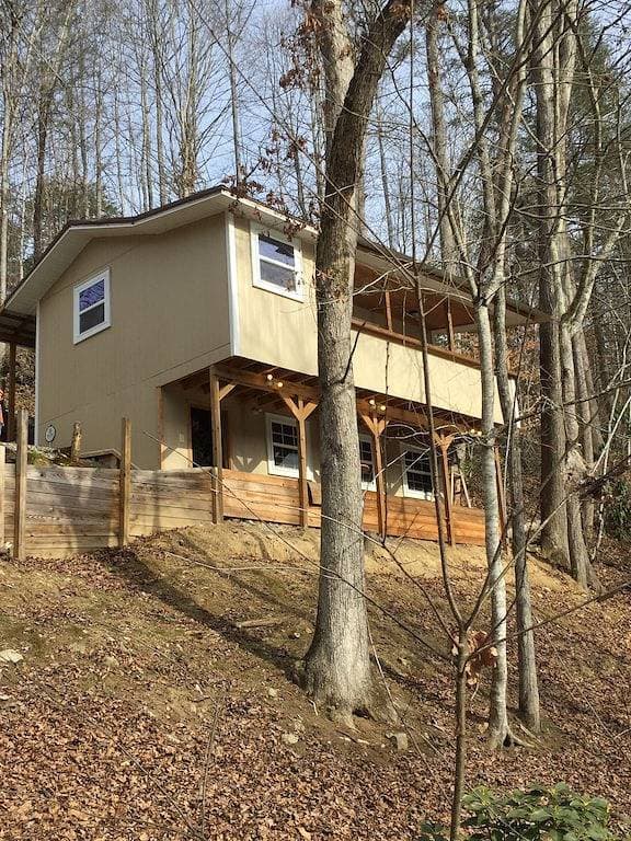 Foto 6 von 16: Charming Waterfront Cabin Auf dem Oconaluftee River nennen wir \"The Love Nest\".