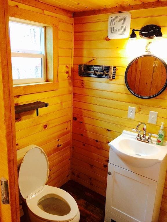 Foto 11 von 28: Shiner Shack Cabin. Ein rustikales Erlebnis in großartiger Lage mit privatem HotTub!