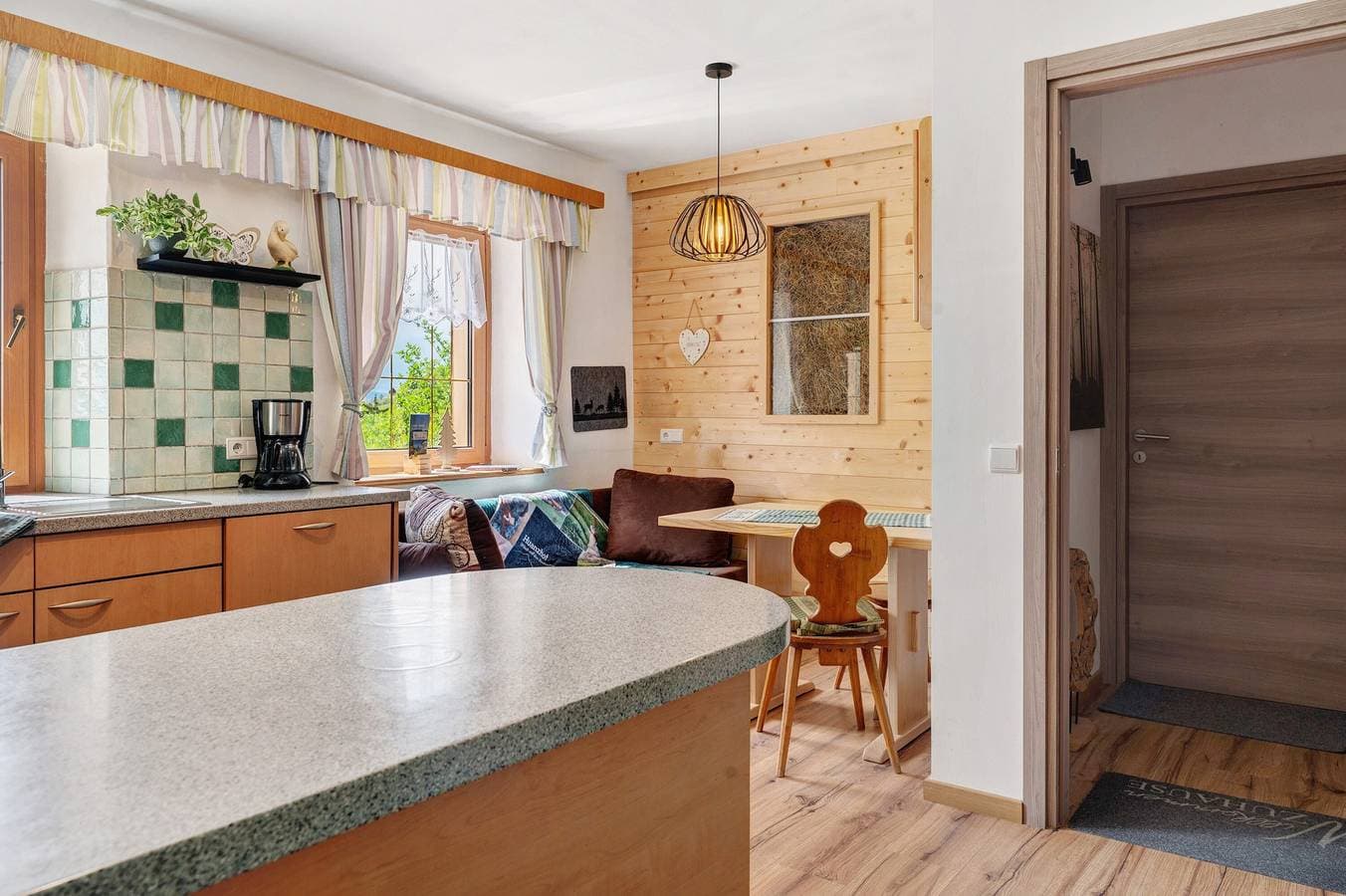 Foto 12 von 37: Ferienwohnung 'Huanzhof Ferienwohnung Lerch' mit Bergblick, privater Terrasse und WLAN
