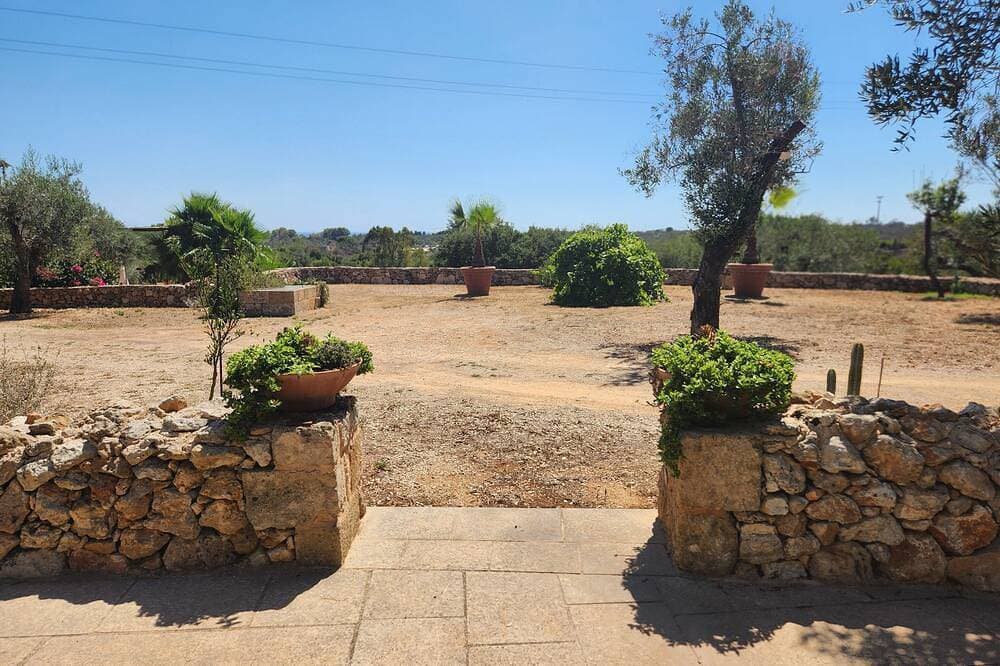 Foto 8 von 30: Paradiso Pajare, a traditional Salento trullo designed with modern amenities.