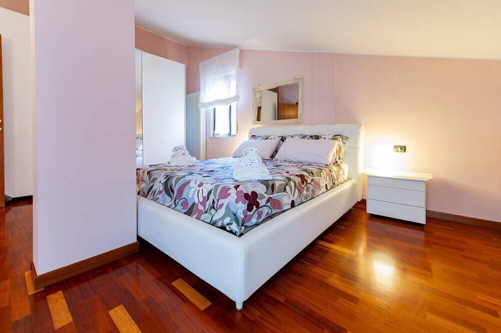 Foto 5 von 30: GuestHost - Nice 80 sqm apartment on two levels, perfect for 2 people, located on the first floor of a semi-detached house Without a lift (stairs to access it). The accommodation is located in San Martino, a quiet and peaceful neighborhood where you can