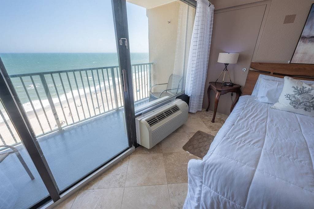 Foto 13 von 50: Heated Indoor Pools, Remodel Oceanfront King bed!