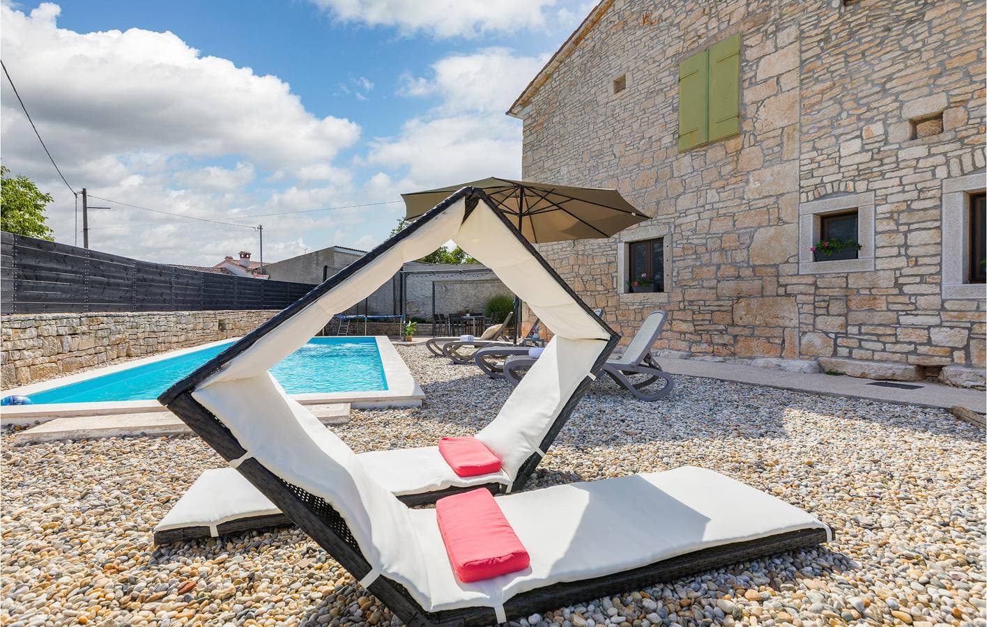 Foto 10 von 28: Charmante 70 m² große Wohnung mit Pool, Terrasse und WLAN in der Nähe von Sehenswürdigkeiten