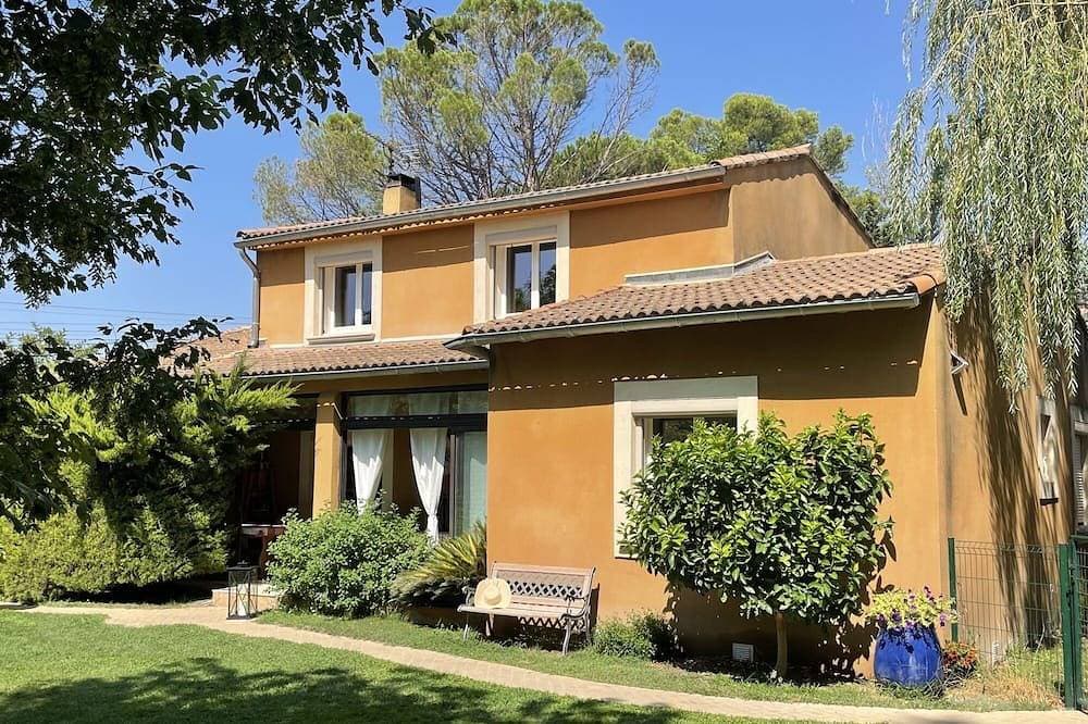 Bright, fully renovated apartment with garden 1